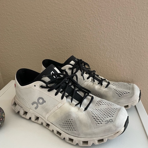 On Running Women’s Sneakers 8.5 Black and White - Picture 2 of 6